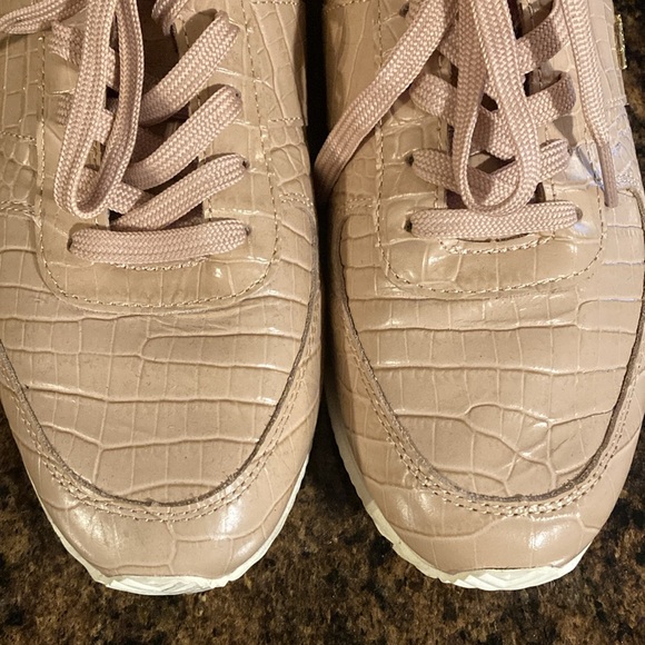 Women's shoes. - Picture 5 of 12